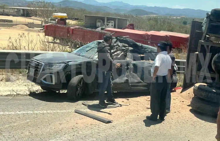 Perece conductor tras estrellarse contra volteo