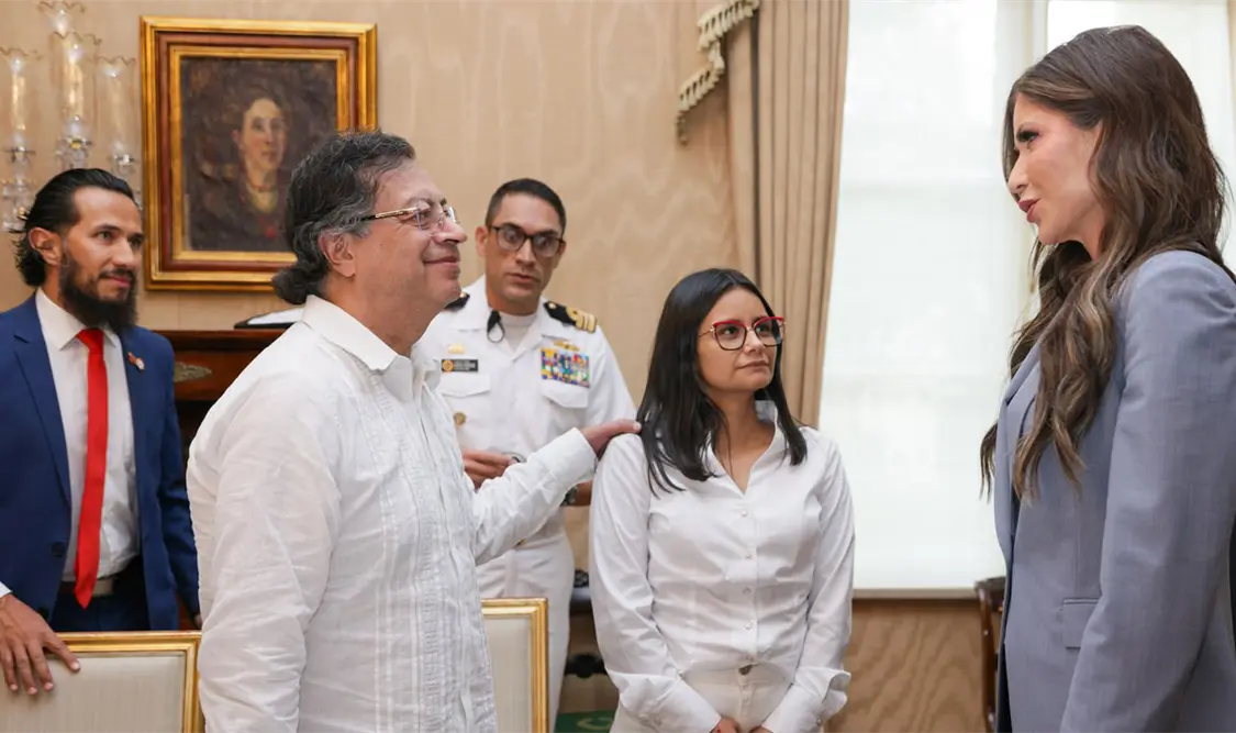 Gustavo Petro junto a la secretaria de Seguridad Nacional de Estados Unidos, Kristi Noem, en Bogotá, Colombia. Cortesía