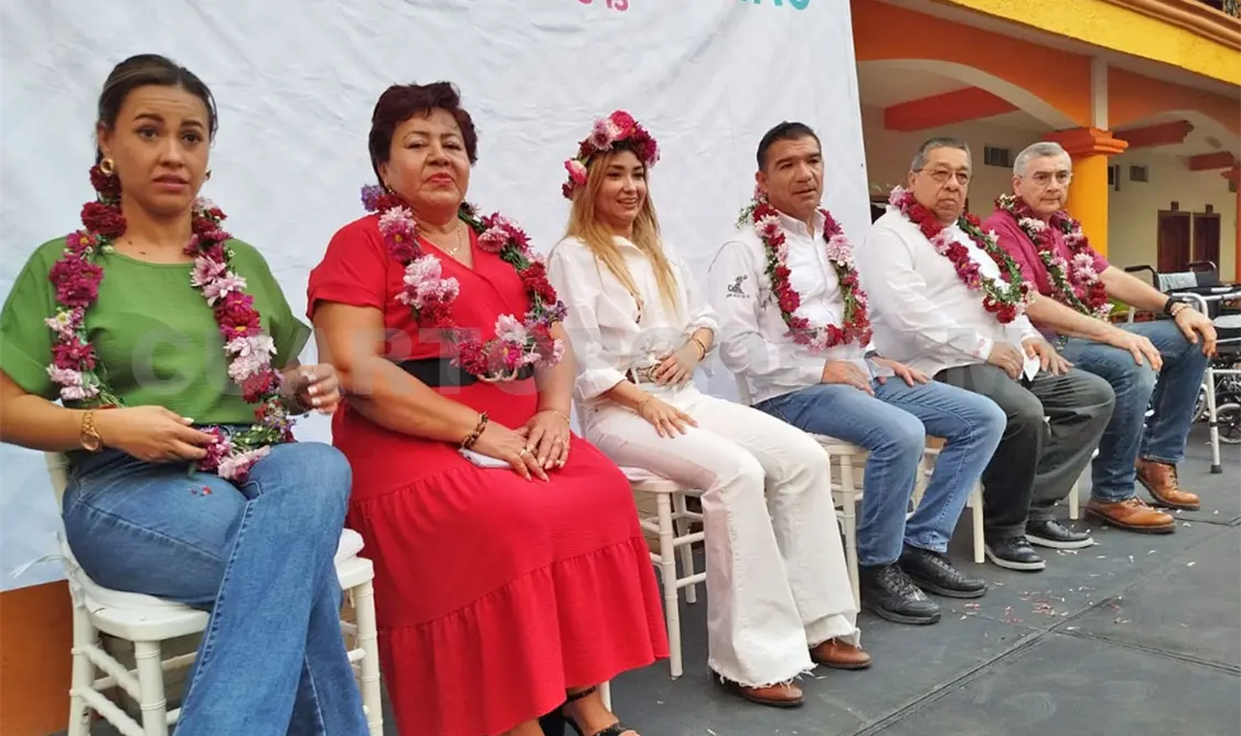 Los legisladores hicieron entrega de sillas de ruedas y de bastones a personas vulnerables del municipio de Pijijiapan. Cortesía
