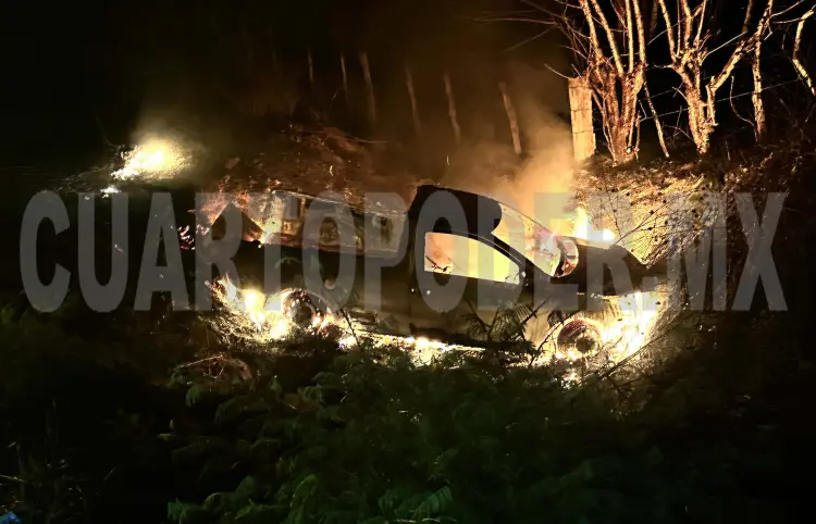Se desbarranca pick up y acaba incendiada
