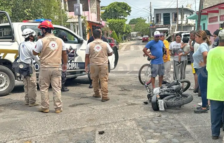 Joven motociclista queda lesionado al chocar