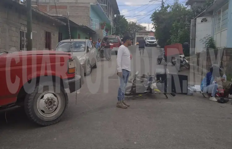 Motocicleta casi termina debajo de una pipa