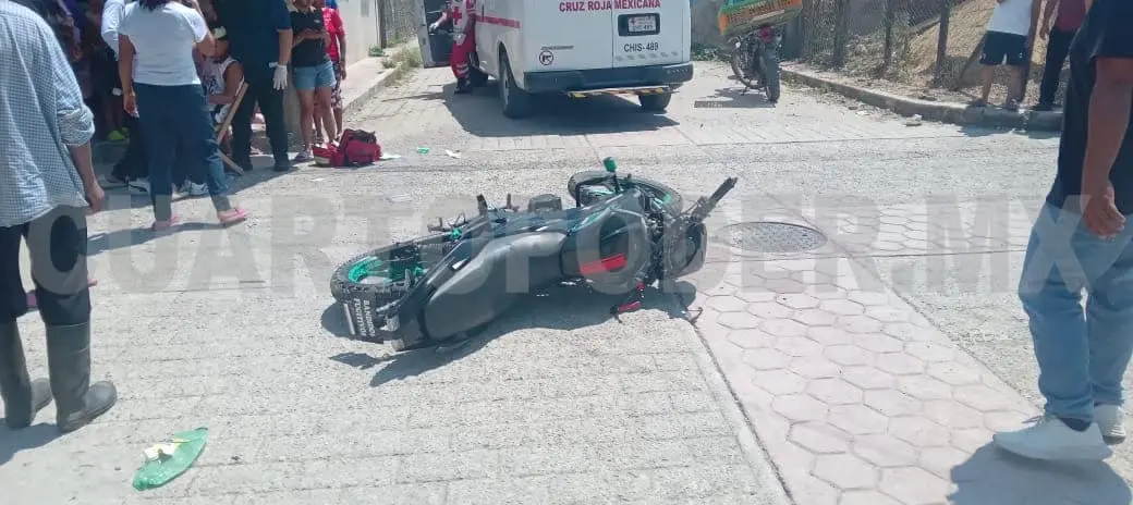 Policías causan percance y motorista se lesiona