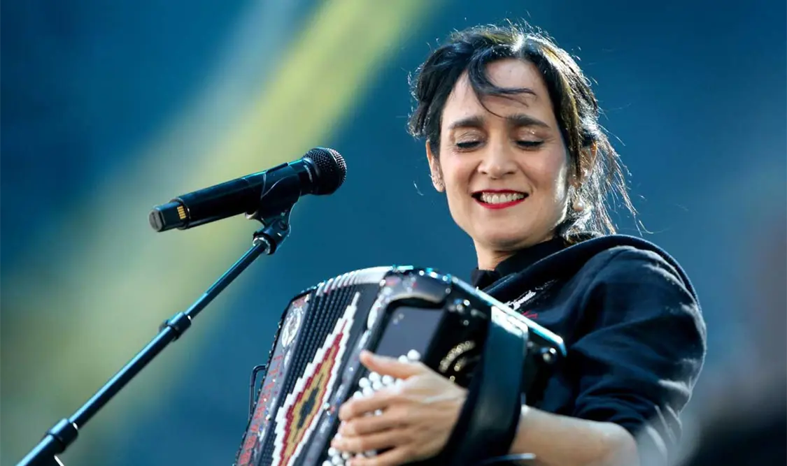 Su amor por la música y el acordeón