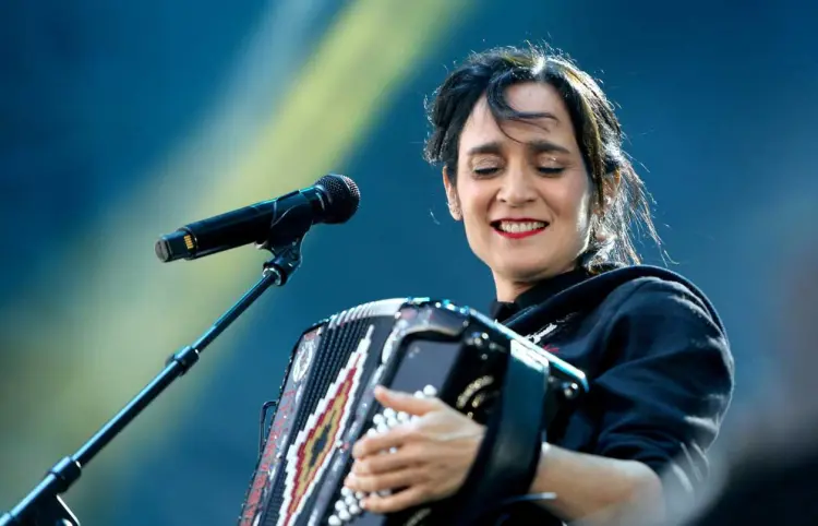 Su amor por la música y el acordeón