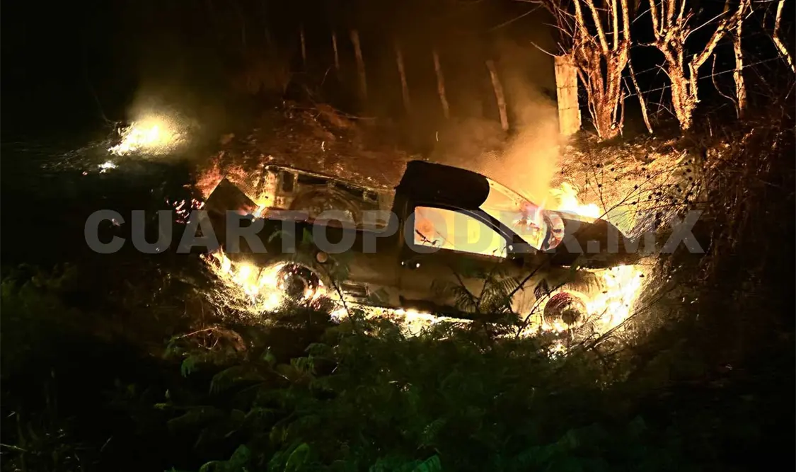 Se desbarranca pick up y acaba incendiada