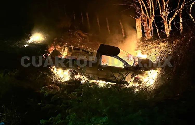 Se desbarranca pick up y acaba incendiada