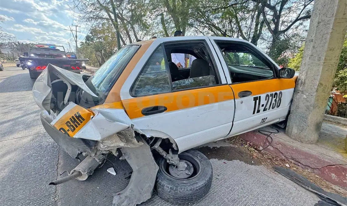 Un lesionado en colisión entre taxi y camioneta