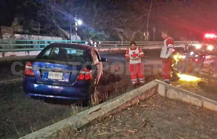 Veloz automovilista se sale del camino
