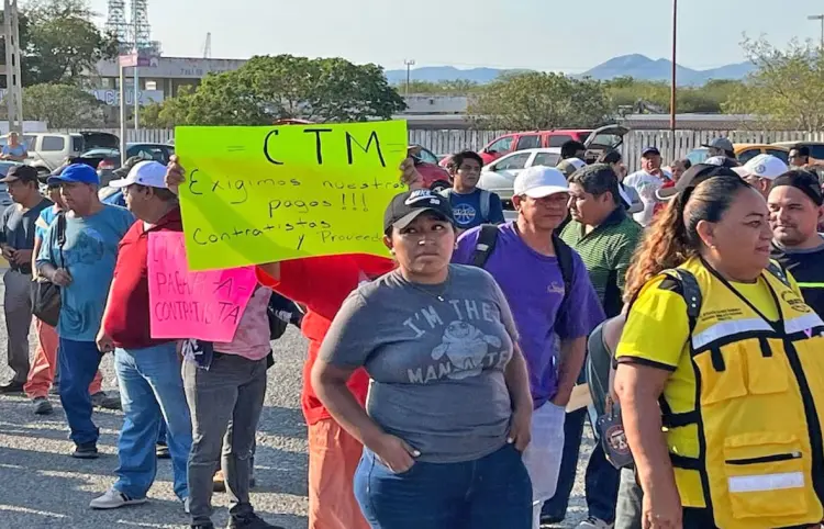 Protestan exigiendo a Pemex pago de adeudos desde 2023
