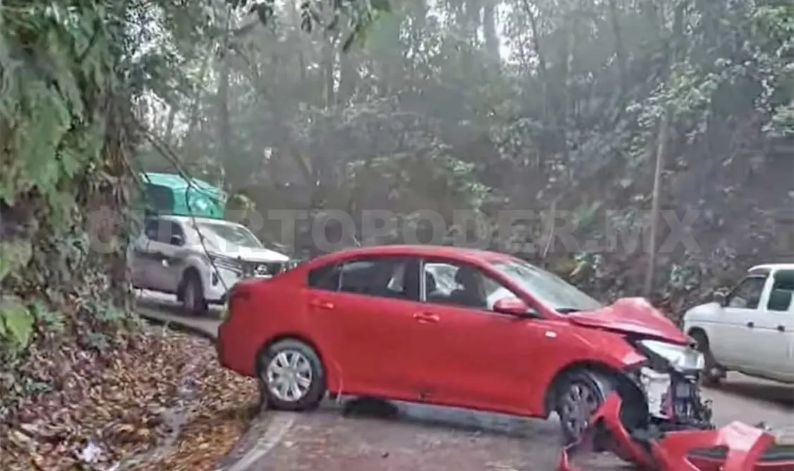 Por pavimento mojado, derrapa y colisiona