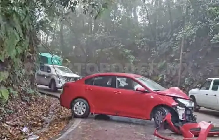 Por pavimento mojado, derrapa y colisiona