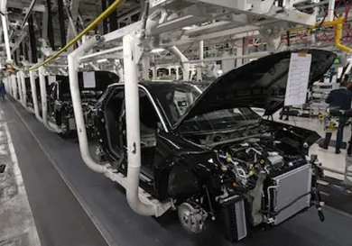 Impuestos también afectan a automotrices