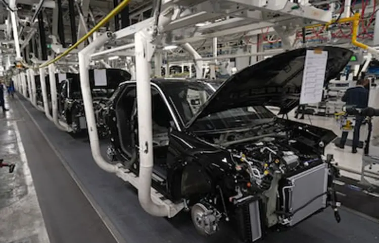 Impuestos también afectan a automotrices