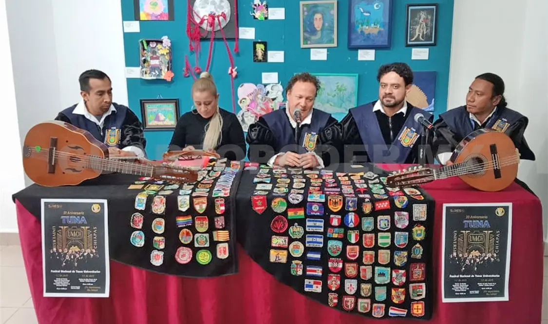 Integrantes de la Tuna de la Unach revelando los detalles de los festejos por su 20º aniversario. Cortesía