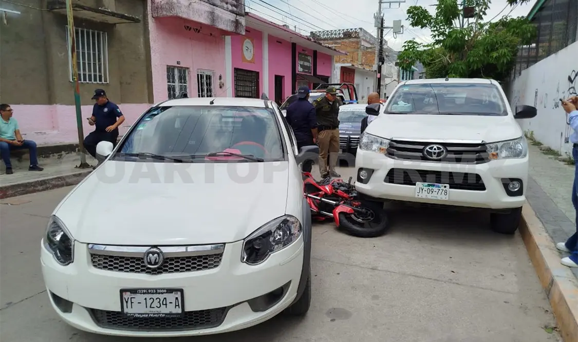 Choca en camioneta y acaba con lesiones graves