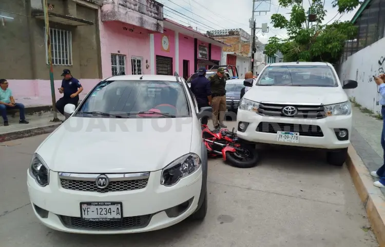 Choca en camioneta y acaba con lesiones graves