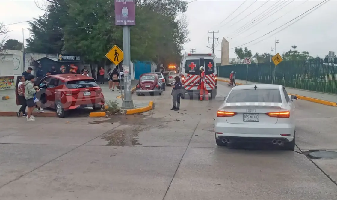 Una lesionada en fuerte impacto en par vial