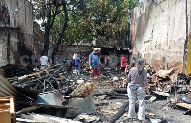 Familia se queda sin vivienda por incendio