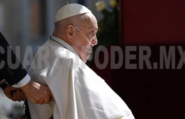 El papa Francisco sorprende con visita a restauradores en San Pedro