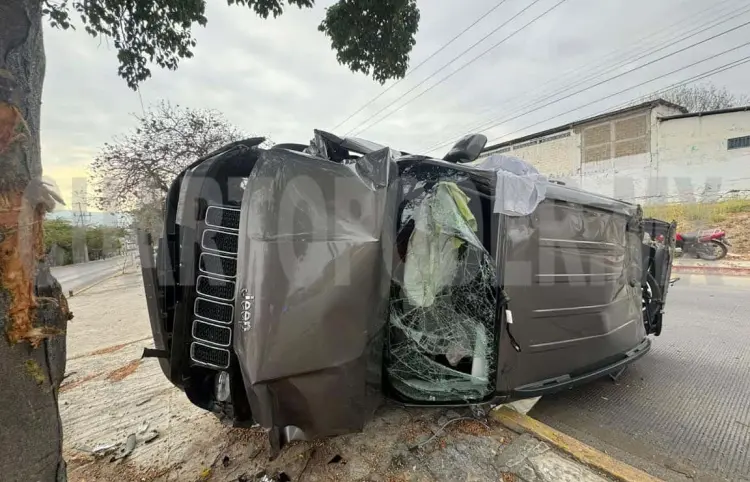 En maniobra, vuelca  Jeep y queda destrozado