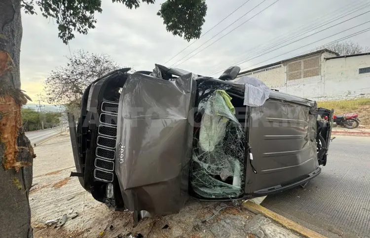 En maniobra, vuelca Jeep y queda destrozado