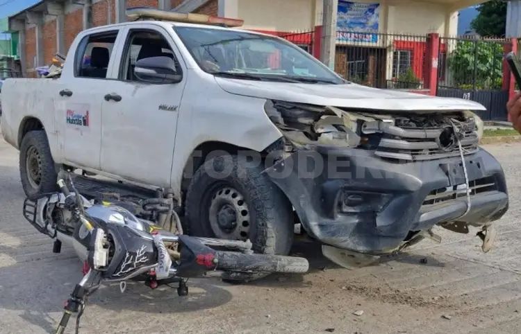 Camioneta del Ayuntamiento impacta a joven