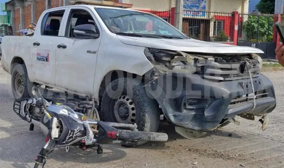 Camioneta del Ayuntamiento impacta a joven