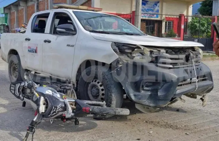 Camioneta del Ayuntamiento impacta a joven