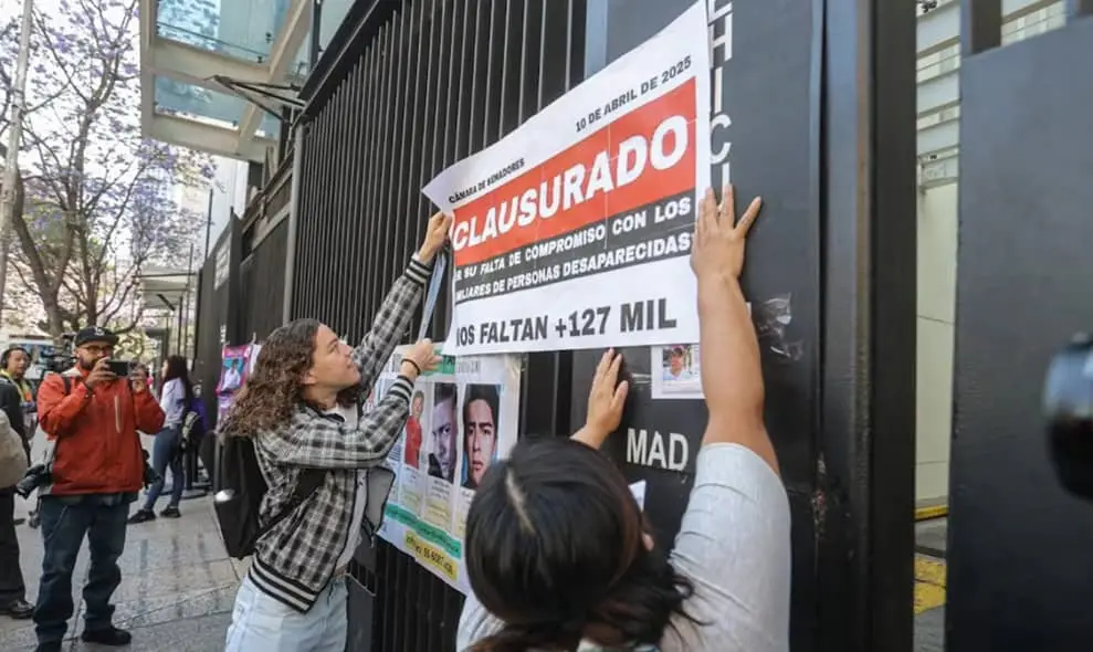 Las rastreadoras y buscadores pegaron un sello de clausura frente a la Puerta 3 del Senado. Cortesía