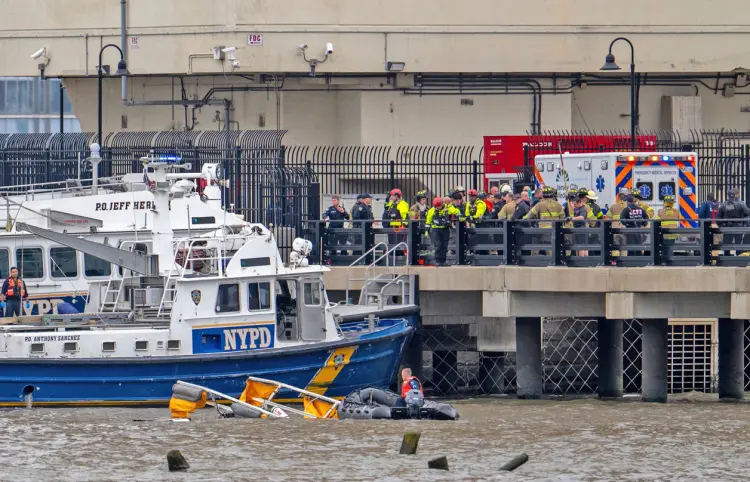Se desploma helicóptero en el río Hudson; mueren seis