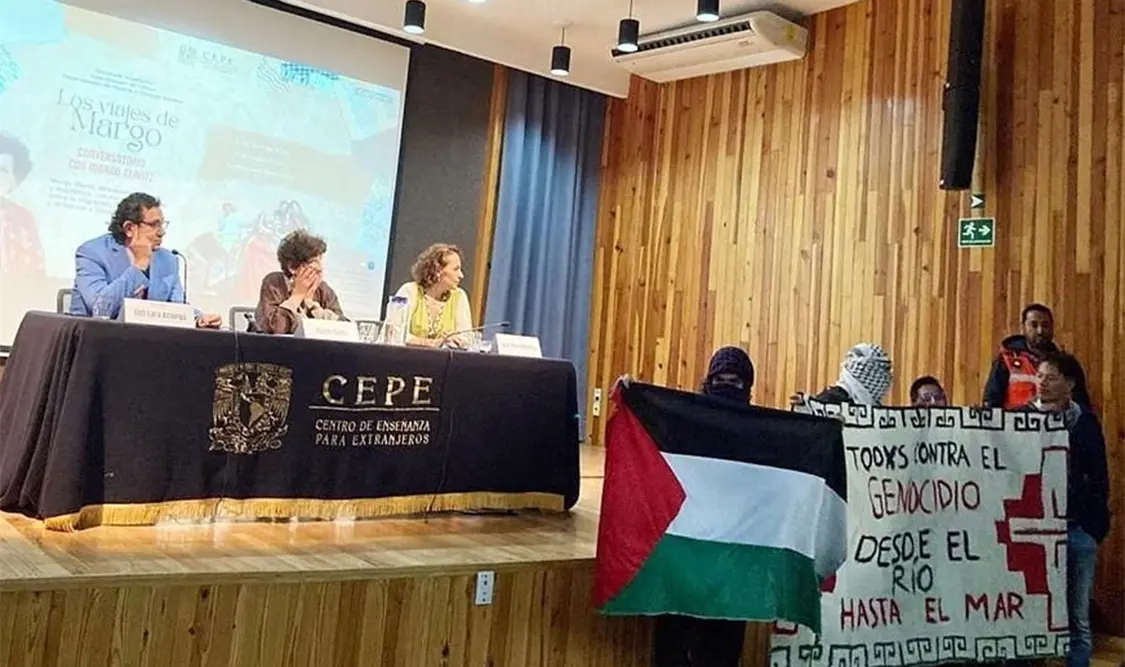 Estudiantes de la Facultad de Filosofía y Letras de la UNAM aparecieron en el lugar con pancartas a favor de Palestina. Cortesía