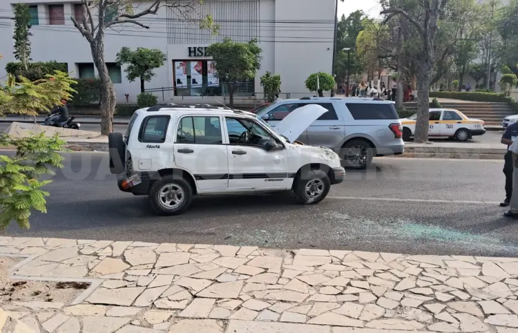 Vuelca camioneta en el libramiento Norte