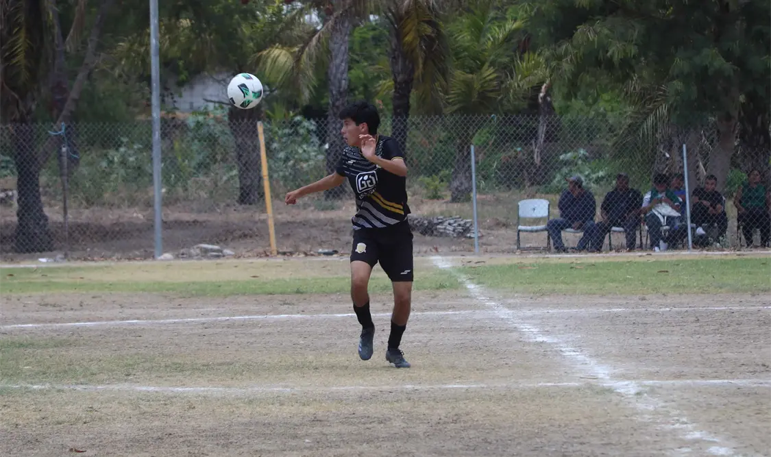 La final se jugó la mañana del sábado en el campo del Isstech, con gran ambiente en las gradas. Carlos López/CP