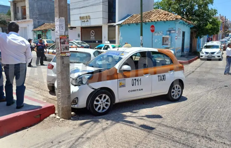 Taxi y automóvil chocan en transitada avenida