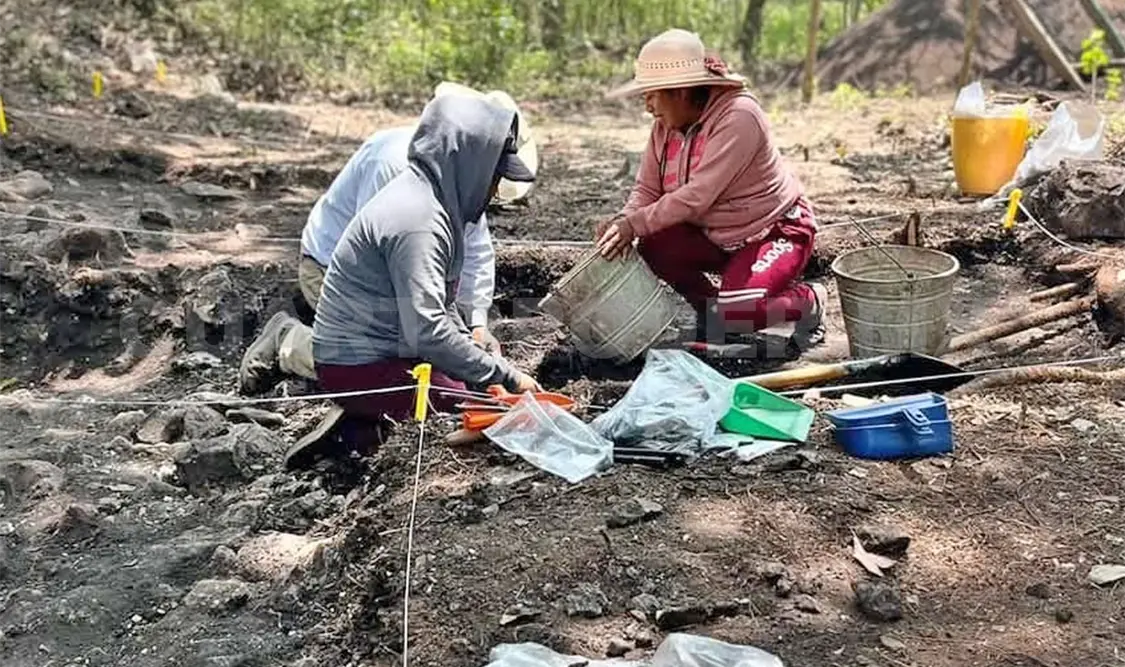 Roberto ha estado en cremaciones humanas, hasta basureros históricos, fosas clandestinas y campamentos a cielo abierto. Cortesía