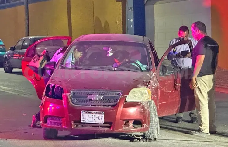 Taxi y auto se estampan frontalmente