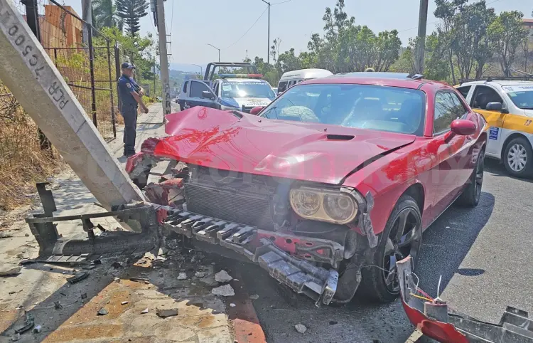 Automovilista pierde el control de su Mustang