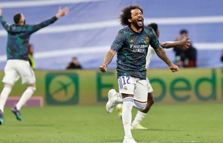 Marcelo marca golazo con las leyendas del Real Madrid 