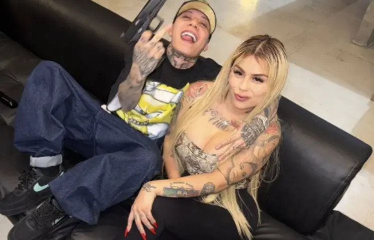 Santa Fe posa con armas