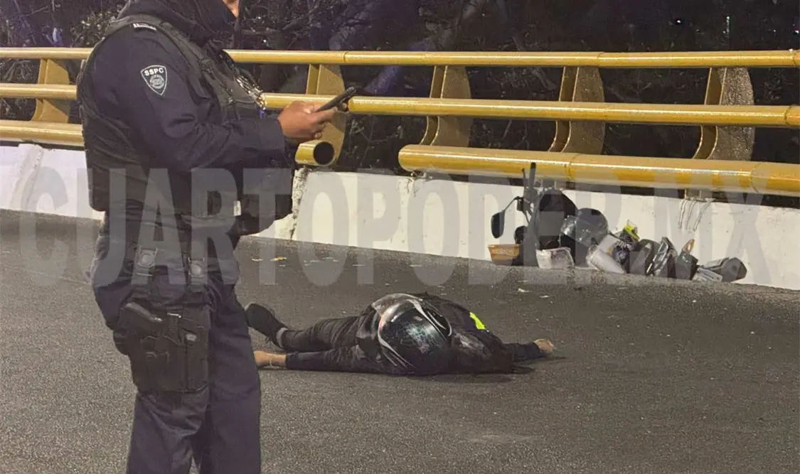 Fallece al estrellarse en barras de contención