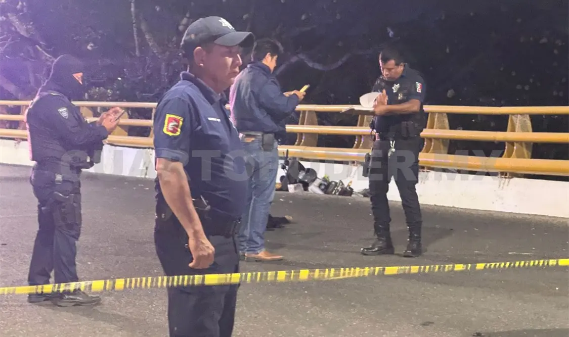 Fallece al estrellarse en barras de contención