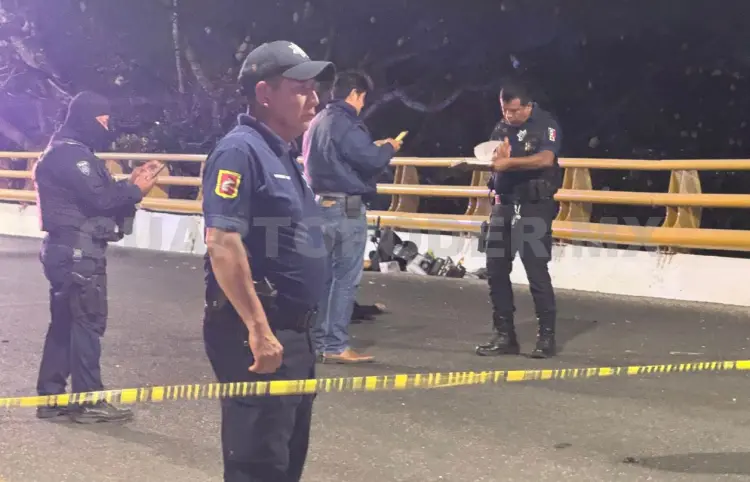 Fallece al estrellarse en barras de contención