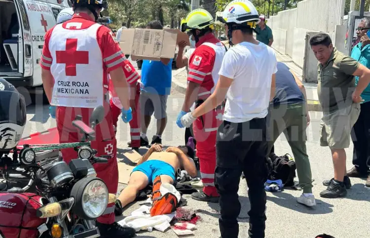 Embiste taxista a joven y resulta grave