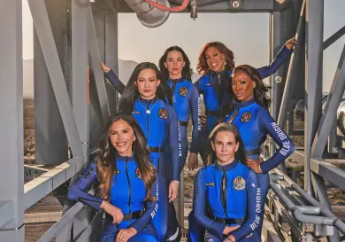 Tripulación femenina regresa con éxito a la Tierra
