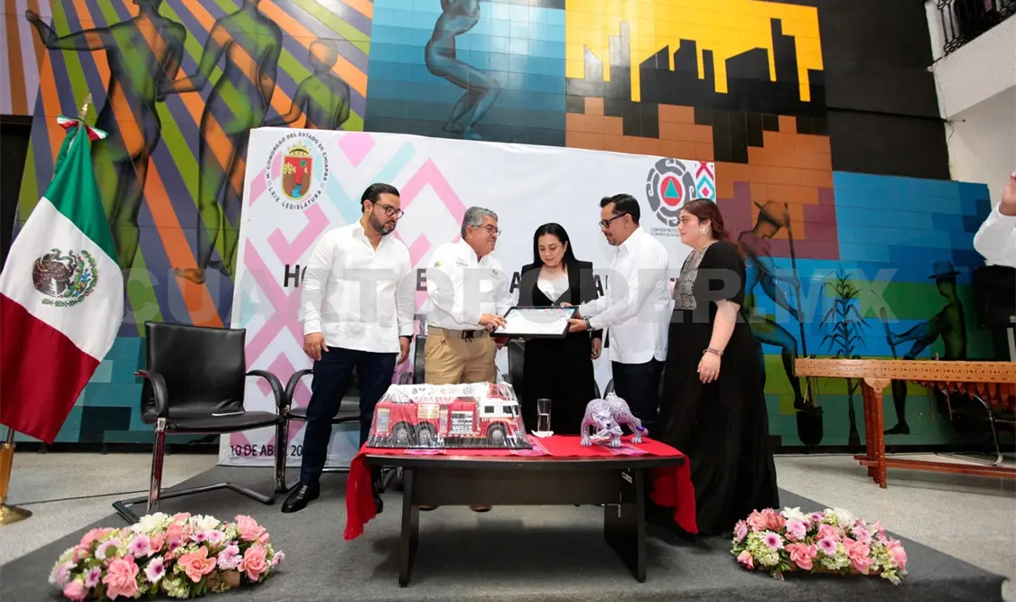 Entregan reconocimiento a comandante de PC