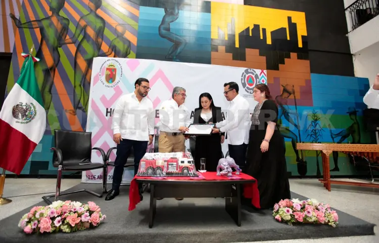 Entregan reconocimiento a comandante de PC