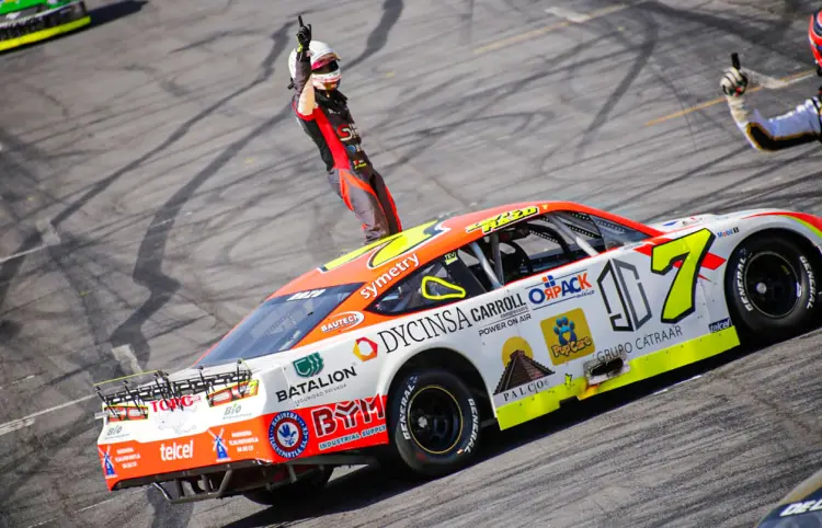 Xavi Razo gana la tercera fecha de Nascar