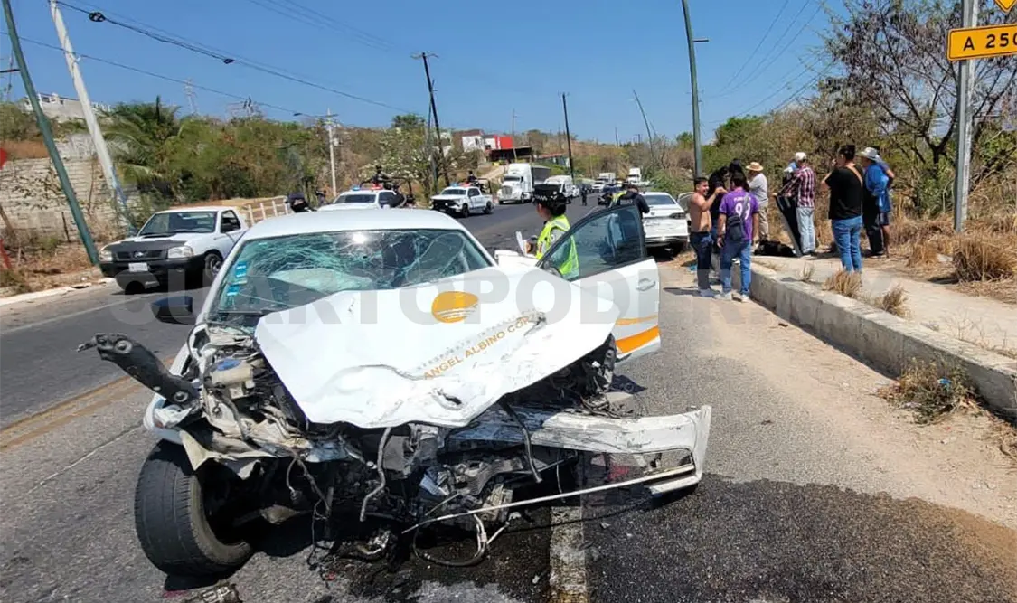 Invade carril contrario y causa encontronazo