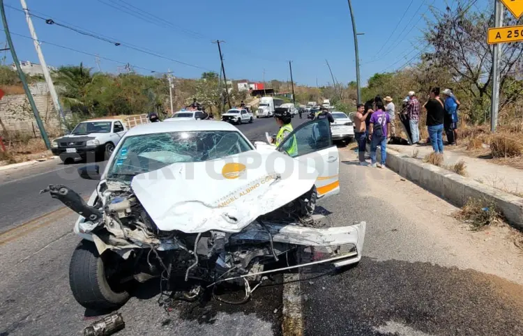 Invade carril contrario y causa encontronazo